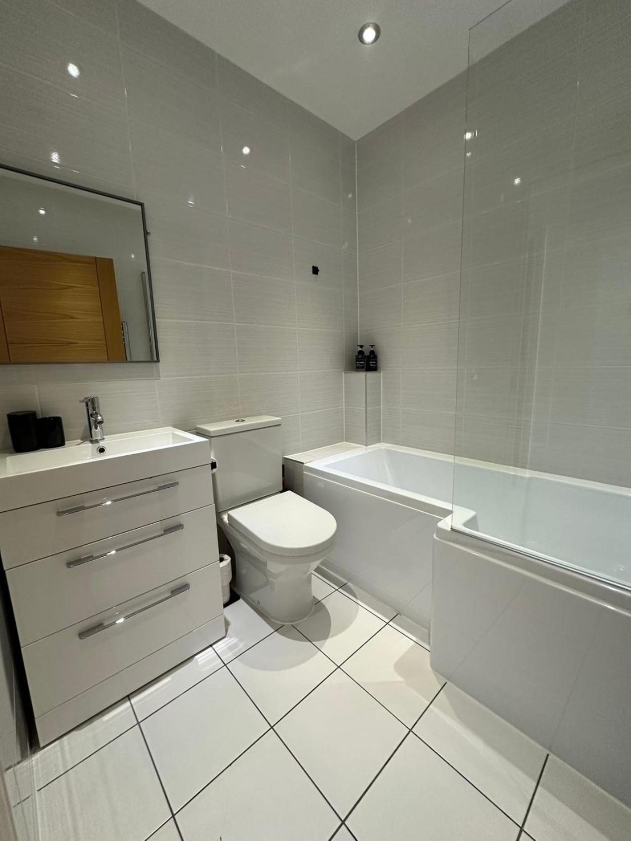 Spacious 4Br 4Ba Gated Townhouse With Balconies, Central Jq Бирмингам Екстериор снимка