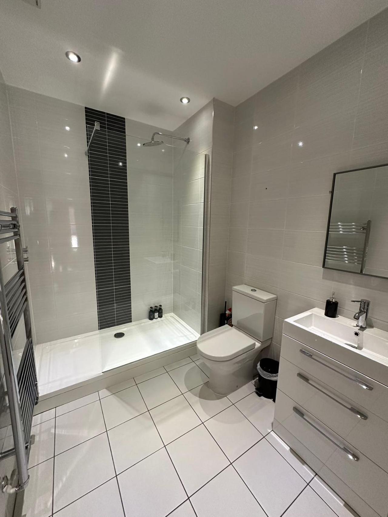 Spacious 4Br 4Ba Gated Townhouse With Balconies, Central Jq Бирмингам Екстериор снимка